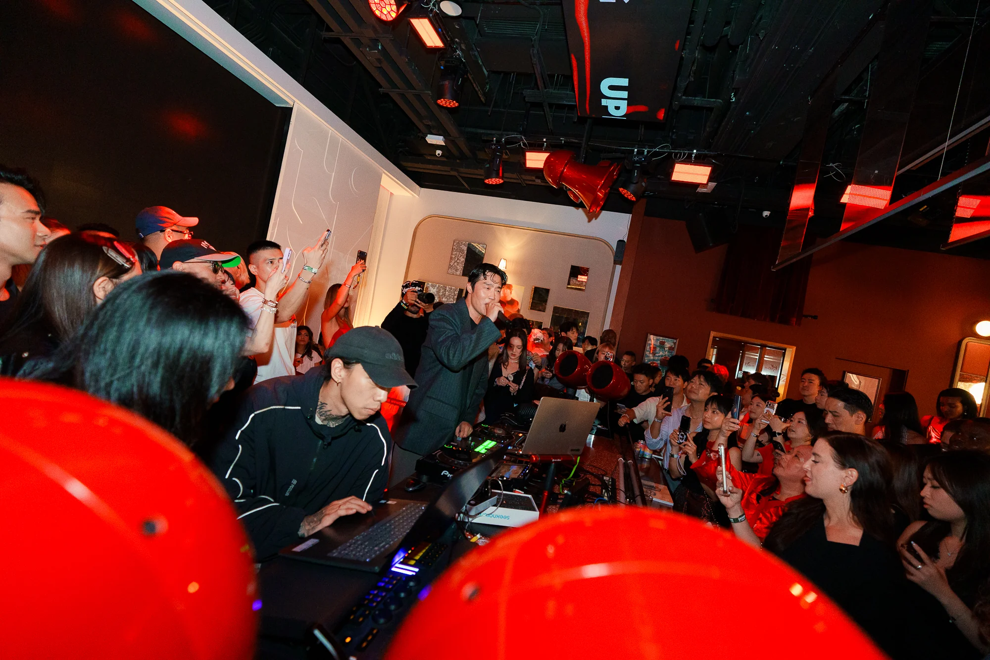 Upper 既往活动的 DJ 与现场观众